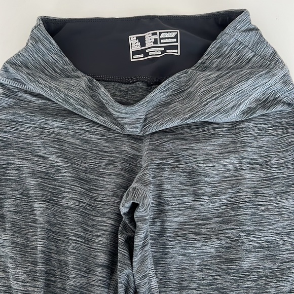 New Balance Buttery Fabric Gray Leggings Size Small - Picture 5 of 8